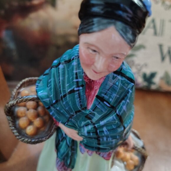 Vintage Mint Royal Doulton "The Orange Lady" Figurine - Picture 5 of 9
